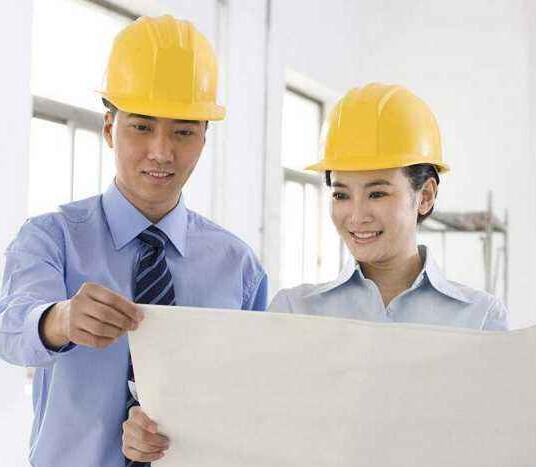 综合部经理--何亮